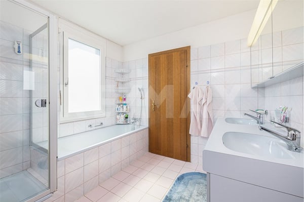 Einseitig angebautes Einfamilienhaus mit Wintergarten und überdeckbarem Pool 9