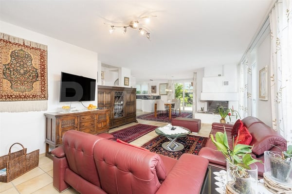 Einseitig angebautes Einfamilienhaus mit Wintergarten und überdeckbarem Pool 8
