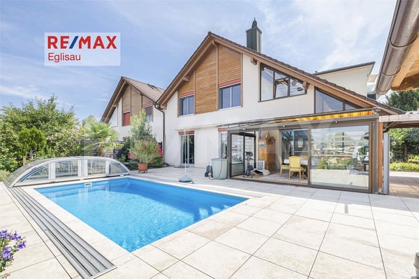 Einseitig angebautes Einfamilienhaus mit Wintergarten und überdeckbarem Pool 1