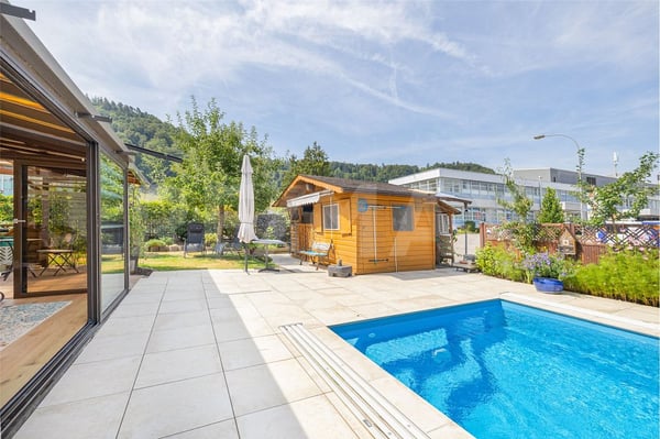 Einseitig angebautes Einfamilienhaus mit Wintergarten und überdeckbarem Pool 2