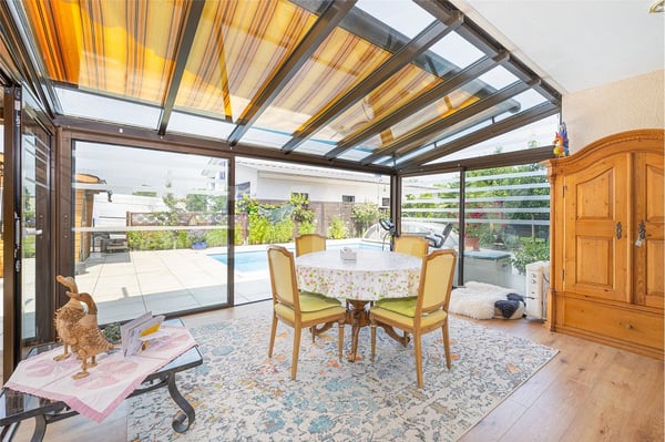 Einseitig angebautes Einfamilienhaus mit Wintergarten und überdeckbarem Pool 4
