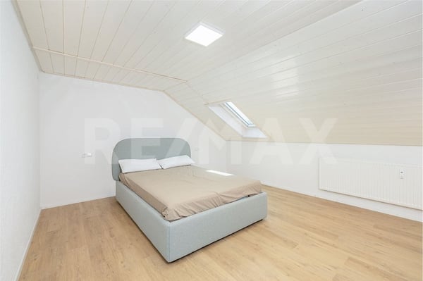 Attraktive Haushälfte mit 3 Wohnungen, 3 Carports, Garten und vielseitigem Potenzial 12