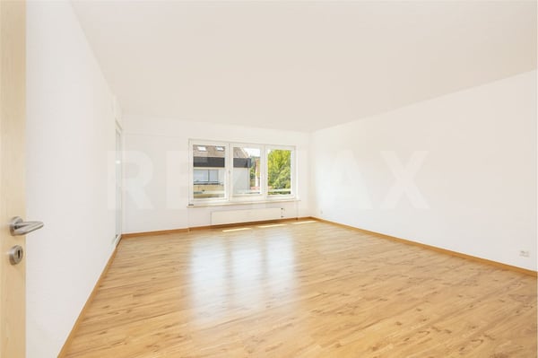 Attraktive Haushälfte mit 3 Wohnungen, 3 Carports, Garten und vielseitigem Potenzial 5