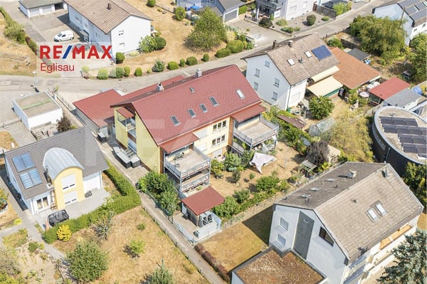 Attraktive Haushälfte mit 3 Wohnungen, 3 Carports, Garten und vielseitigem Potenzial 1