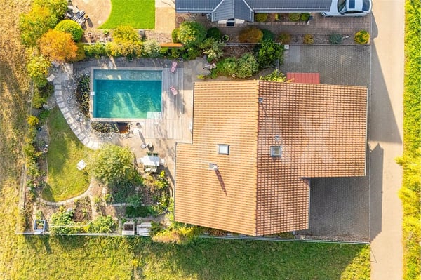 Wohnen mit Weitblick: Grosszügiges Einfamilienhaus mit Pool 3