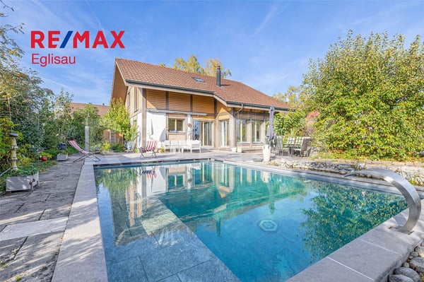 Wohnen mit Weitblick: Grosszügiges Einfamilienhaus mit Pool 1