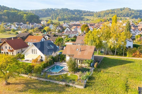 Wohnen mit Weitblick: Grosszügiges Einfamilienhaus mit Pool 10