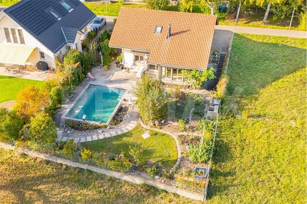 Wohnen mit Weitblick: Grosszügiges Einfamilienhaus mit Pool 2