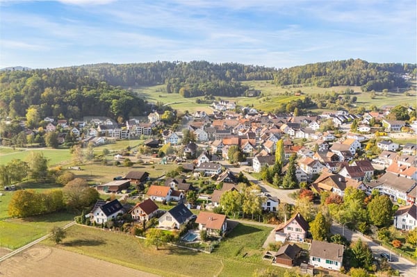 Wohnen mit Weitblick: Grosszügiges Einfamilienhaus mit Pool 5