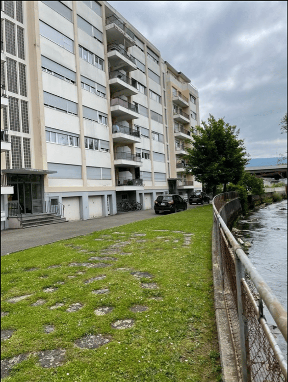 Place de parking ouverte à louer immédiatement ! 2