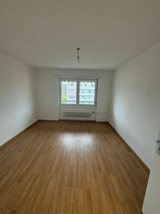4.5 Zi Wohnung, 3. Stock, Lift, Schwimmbad 5