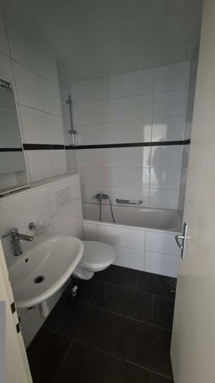 Helle 2.5-Zimmer-Wohnung im 8. Stock mit traumhafter Aussicht in Biel 5