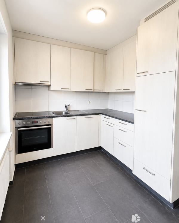 Helle 5.5-Zimmer-Wohnung im 6. OG mit Balkon und Weitblick in Biel 2