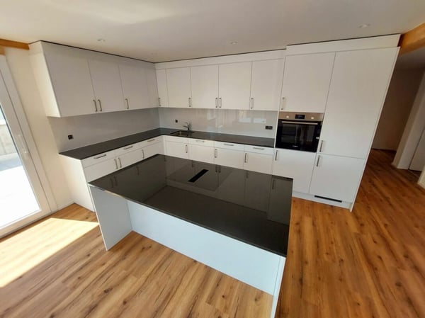 Exklusive 2.5-Zimmer-Attikawohnung mit ca. 74 m² Sonnenterrasse - Erstbezug im Neubau 2