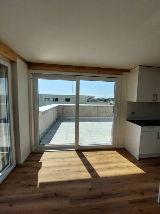 Exklusive 2.5-Zimmer-Attikawohnung mit ca. 74 m² Sonnenterrasse - Erstbezug im Neubau 3
