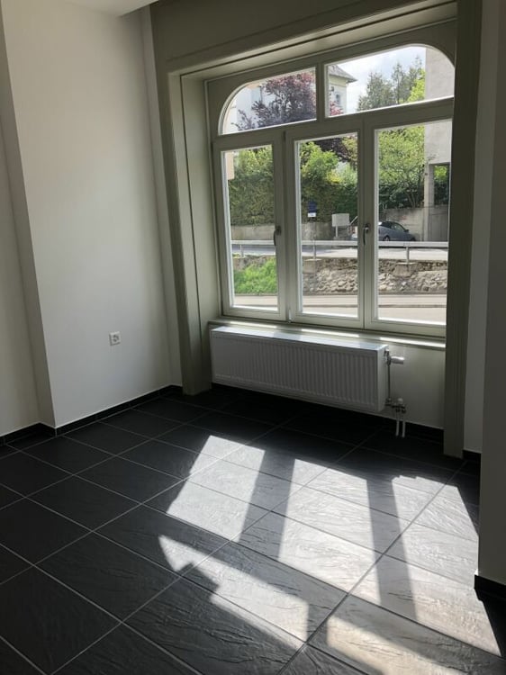 Modernes Büro- oder Ladenlokal im Erdgeschoss mit grossen Schaufenstern! 2