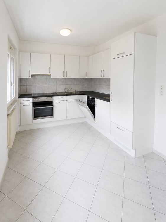 Spacieux  4,5 pièces à Fribourg – Vue sur la verdure, balcon et garage : votre futur chez-vous ! 1