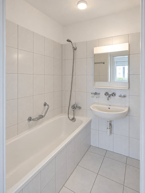 Spacieux  2.5 pièces à Fribourg – Vue sur la verdure, balcon et garage : votre futur chez-vous ! 2