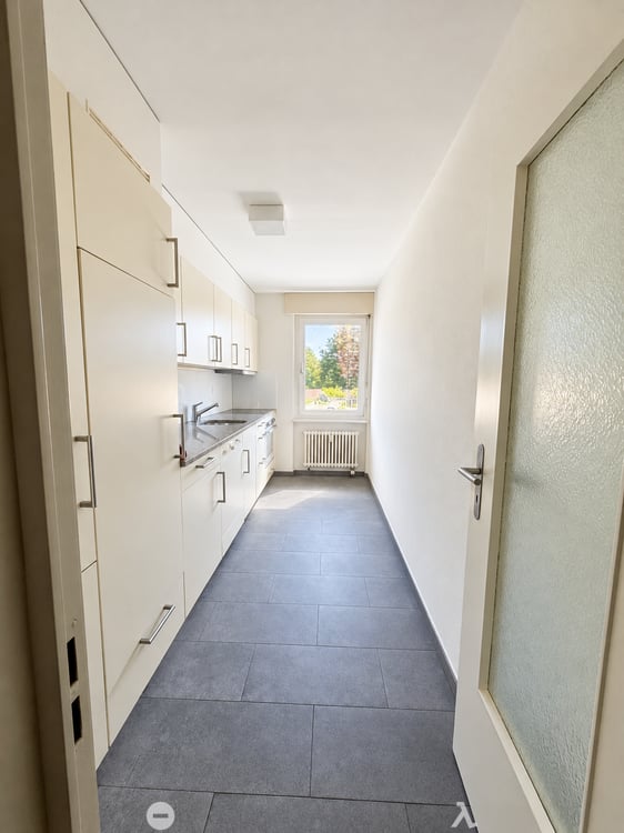Helle 4.5-Zimmer-Wohnung mit Balkon in Biel – sofort verfügbar! 2