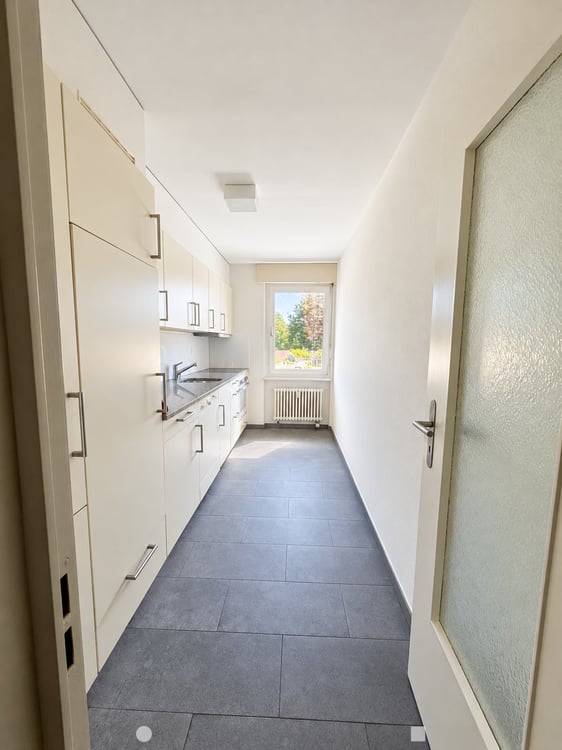 Helle 4.5-Zimmer-Wohnung mit Balkon in Biel – sofort verfügbar! 2