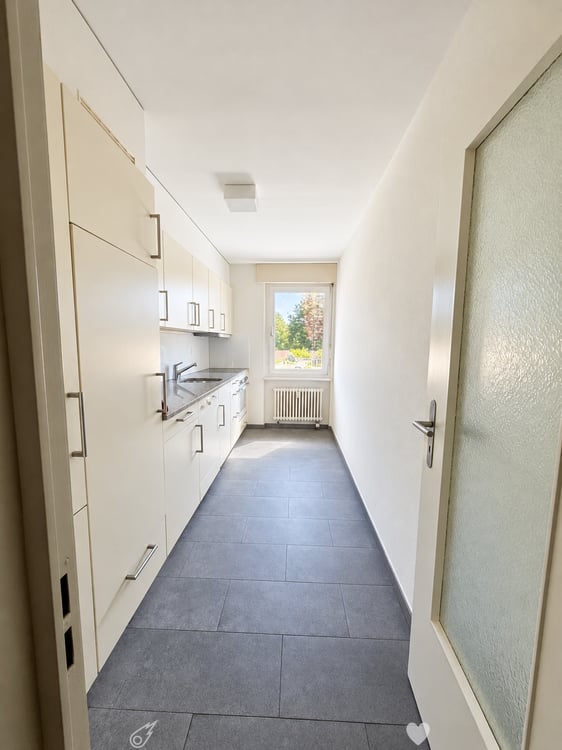 Helle 4.5-Zimmer-Wohnung mit Balkon in Biel – sofort verfügbar! 2