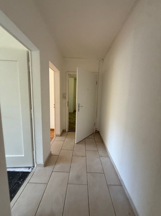 Charming 1-Room Apartment with Balcony in Biel 7