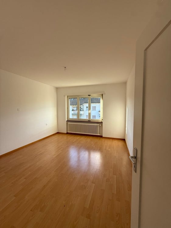Charming 1-Room Apartment with Balcony in Biel 5