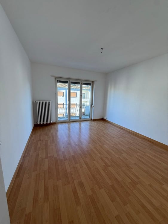Charming 1-Room Apartment with Balcony in Biel 4