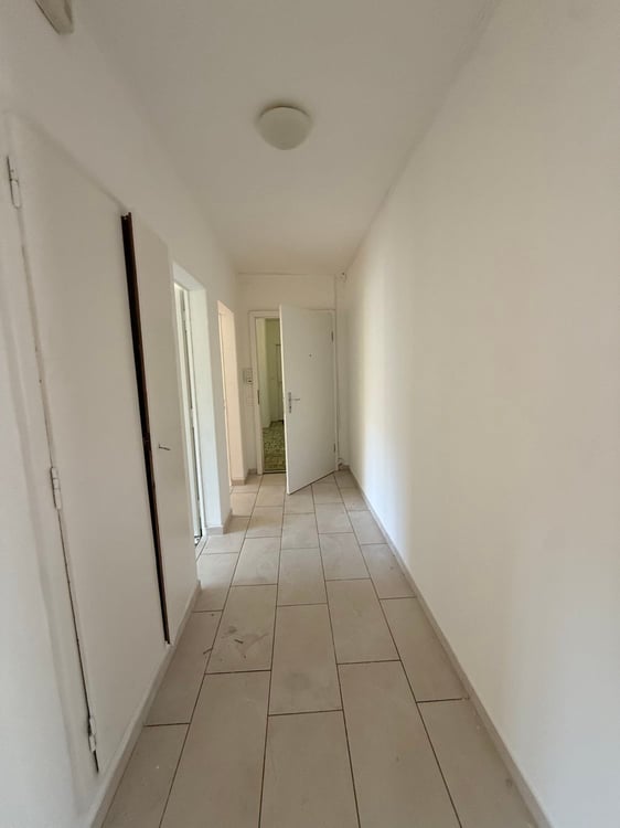 Charming 3-Room Apartment with Balcony in Biel 6