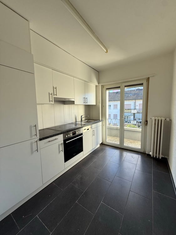 Charming 3-Room Apartment with Balcony in Biel 3