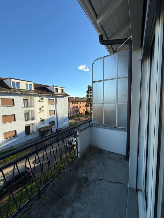 Charming 3-Room Apartment with Balcony in Biel 2