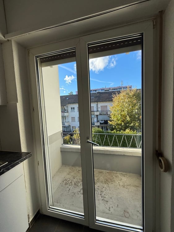 Charming 3-Room Apartment with Balcony in Biel 8