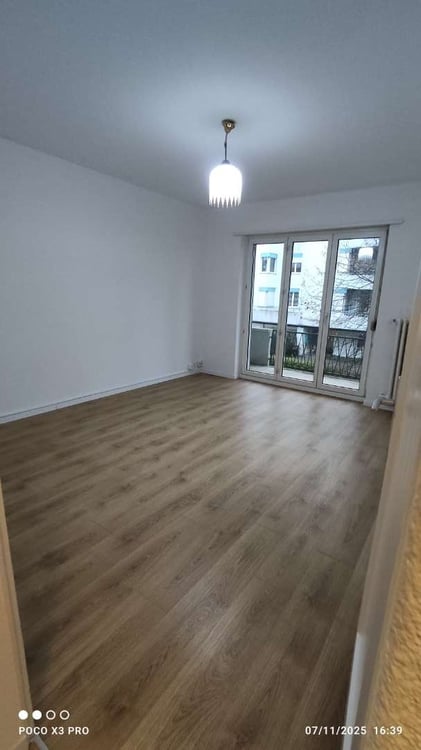 Charming 2-Room Apartment with Balcony in Biel 4