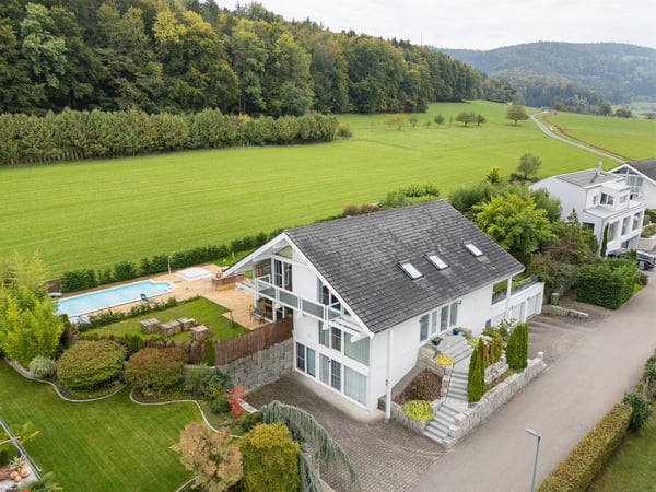 Raumwunder mit grossem Grundstück und Pool an ruhiger Lage 1