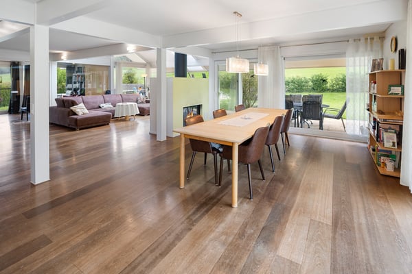 Raumwunder mit grossem Grundstück und Pool an ruhiger Lage 3