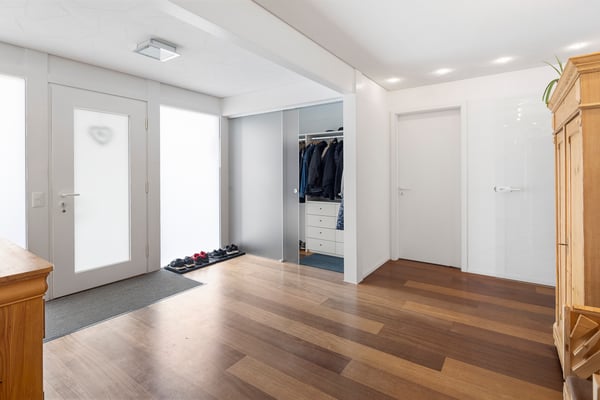 Raumwunder mit grossem Grundstück und Pool an ruhiger Lage 11