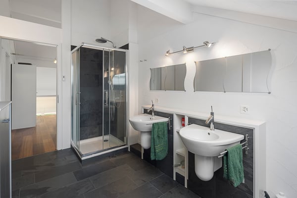 Raumwunder mit grossem Grundstück und Pool an ruhiger Lage 8