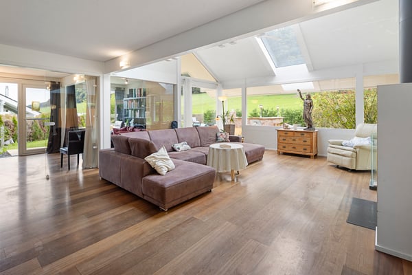 Raumwunder mit grossem Grundstück und Pool an ruhiger Lage 2