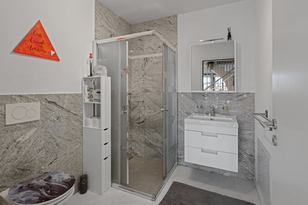 Elegant, grosszügig und neuwertig an zentraler Lage 8