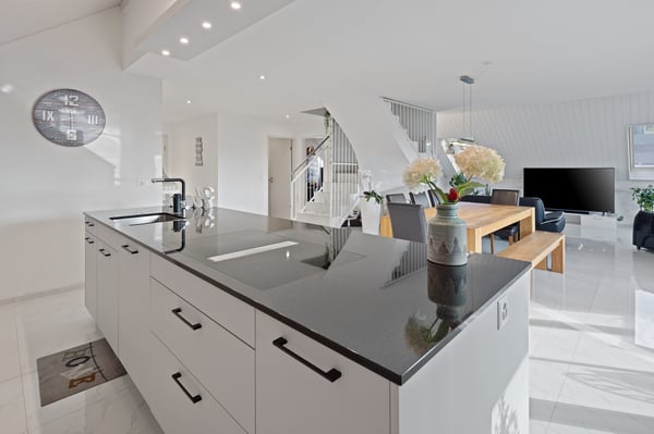 Elegant, grosszügig und neuwertig an zentraler Lage 2