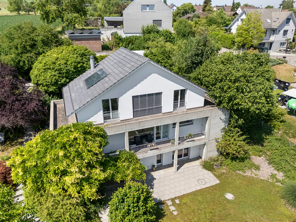 Geräumiges Wohnhaus mit unverbaubarer Weitsicht und grossem Umschwung 1