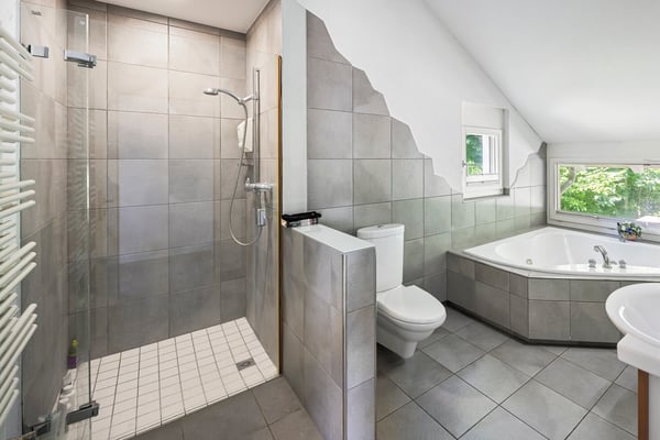 Geräumiges Wohnhaus mit unverbaubarer Weitsicht und grossem Umschwung 13