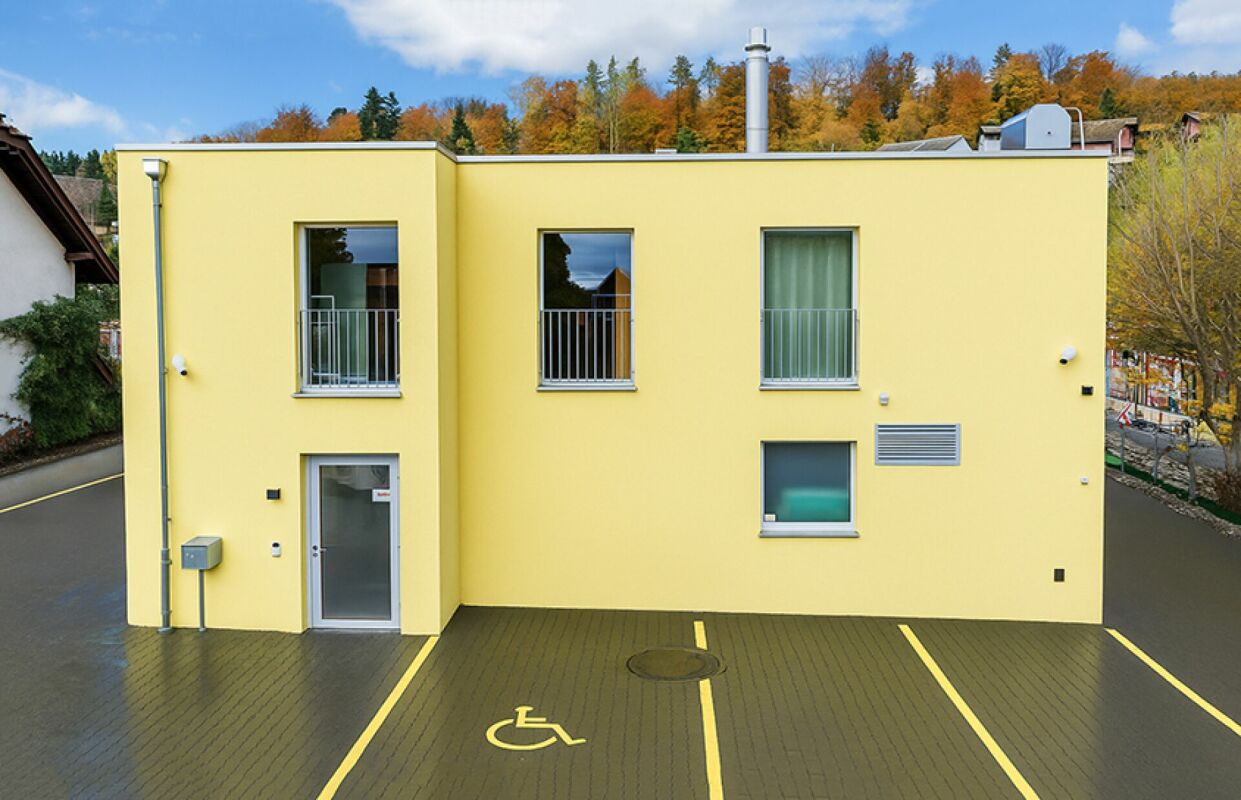 Gewerbehaus in Holziken