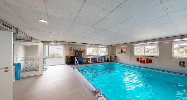 Gewerbehaus mit Schwimmbecken zum mieten 1