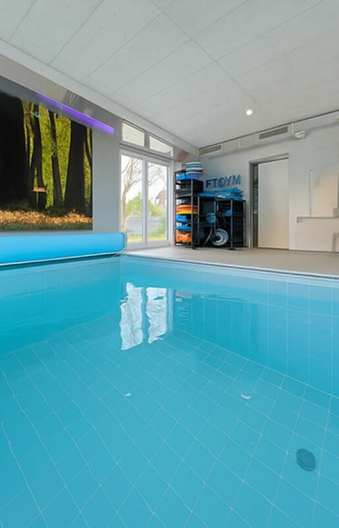 Gewerbehaus mit Schwimmbecken zum mieten 24