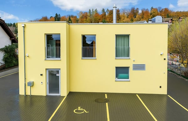 Gewerbehaus mit Schwimmbecken zum mieten 2