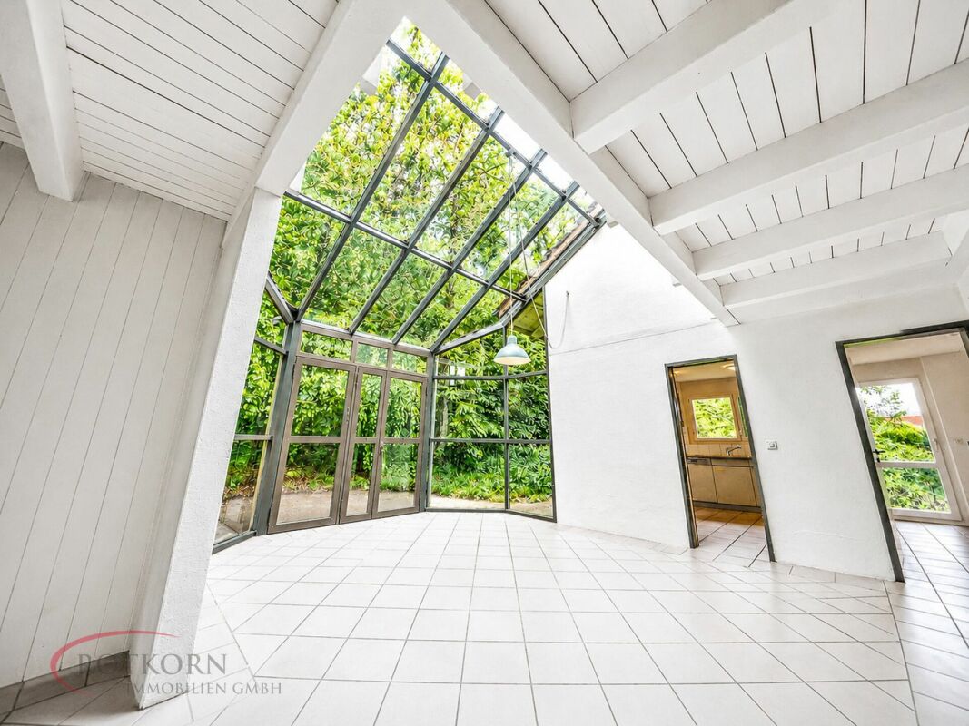 7.5 Zimmer-Einfamilienhaus mit Lagerhalle