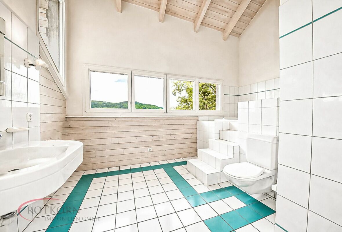 7.5 Zimmer-Einfamilienhaus mit Lagerhalle