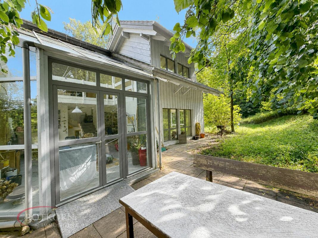 7.5 Zimmer-Einfamilienhaus mit Lagerhalle