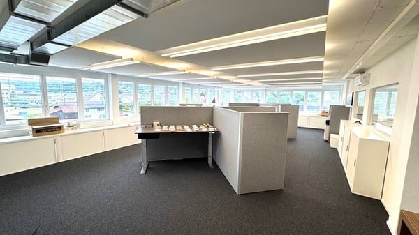 •Lichtdurchflutete und voll ausgebaute Büroräumlichkeiten an zentraler Lage 1